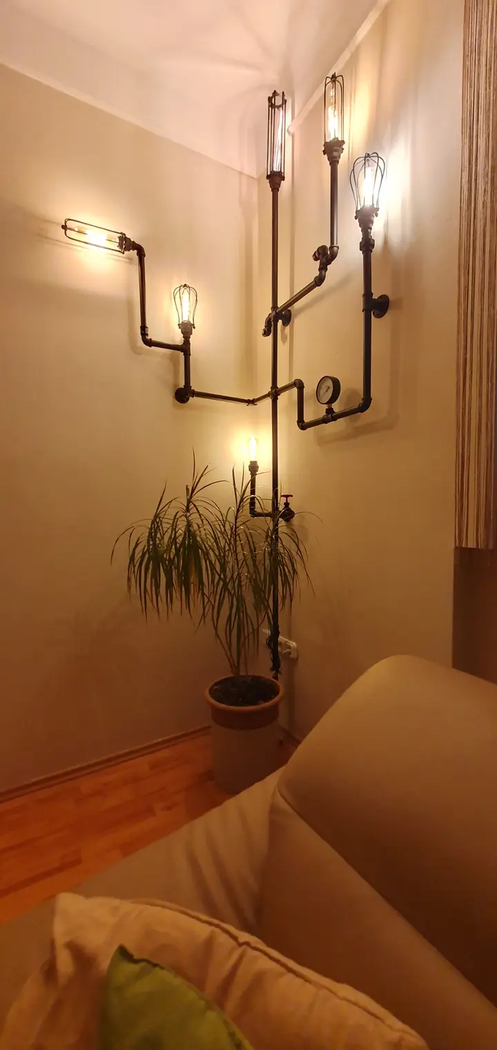 Kézzel épített állólámpa fekete fém vázon, meleg fényű Edison izzóval, steampunk karakterrel — Dizájnvill dizájn lámpa
