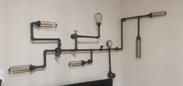 Falra szerelhető falilámpa üveg búrával és retro Edison izzóval, ipari-vintage stílusban — Dizájnvill egyedi világítás