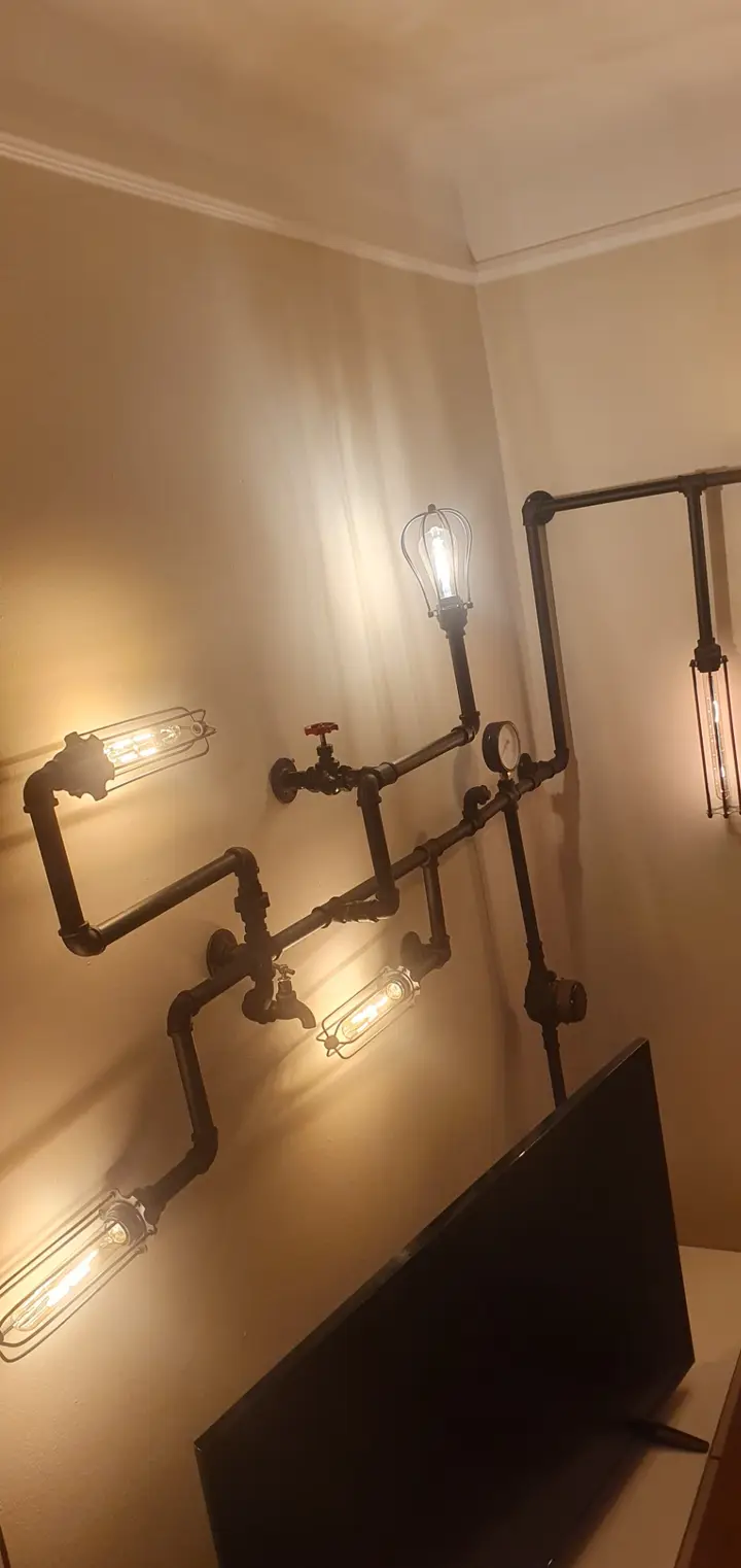Falra szerelhető falilámpa üveg búrával és retro Edison izzóval, ipari-vintage stílusban — Dizájnvill egyedi világítás