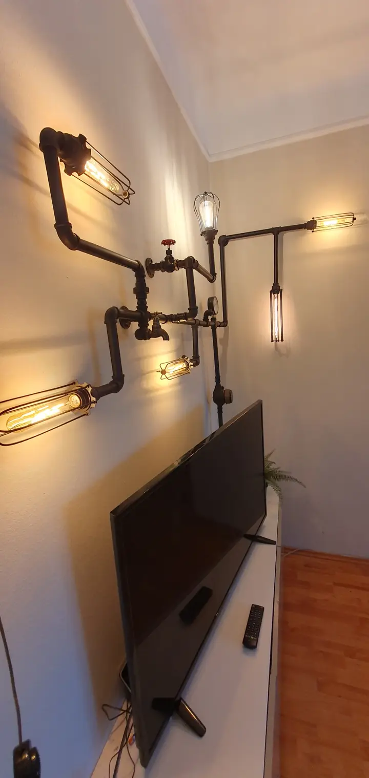Falra szerelhető falilámpa üveg búrával és retro Edison izzóval, ipari-vintage stílusban — Dizájnvill egyedi világítás