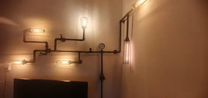 Falra szerelhető falilámpa üveg búrával és retro Edison izzóval, ipari-vintage stílusban — Dizájnvill egyedi világítás
