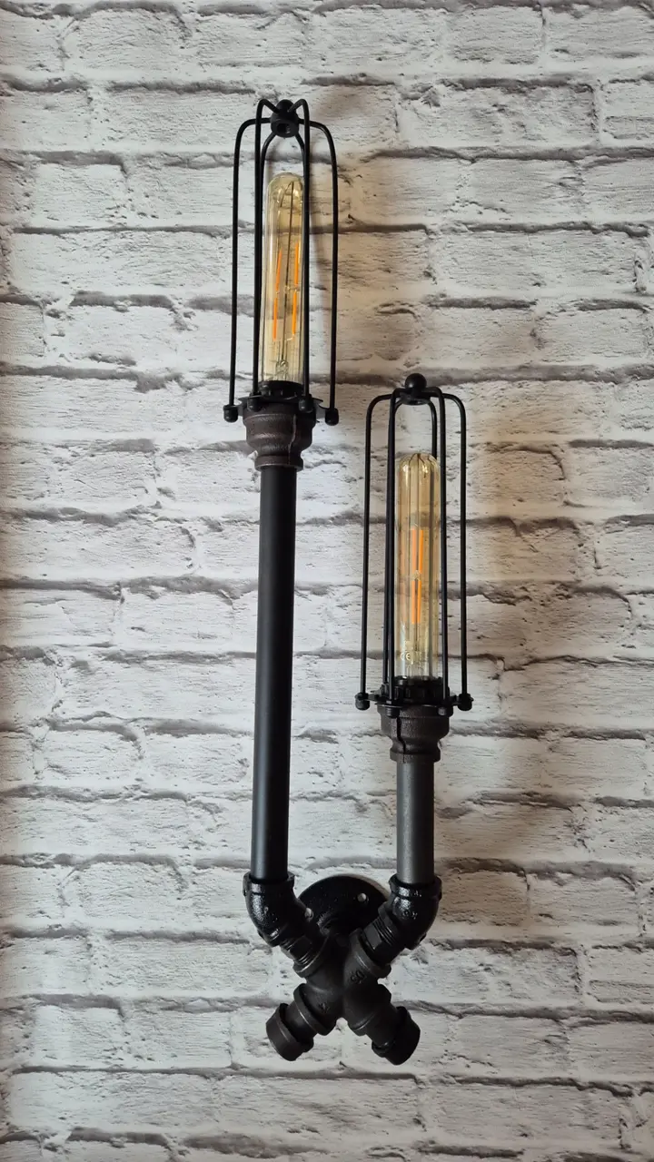 Egyedi falikar lámpa fekete vízcsövekből, retro Edison izzóval, ipari-vintage stílusban — Dizájnvill kézzel épített világítás