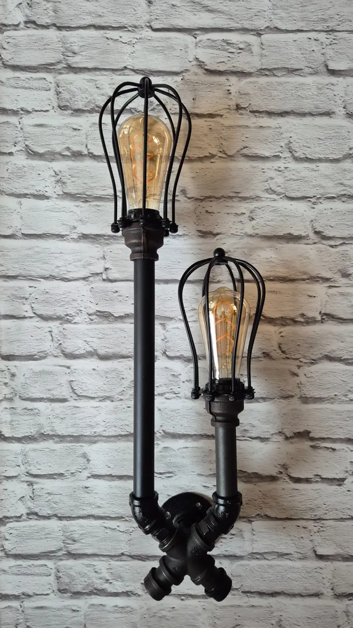 Egyedi falikar lámpa fekete vízcsövekből, retro Edison izzóval, ipari-vintage stílusban — Dizájnvill kézzel épített világítás