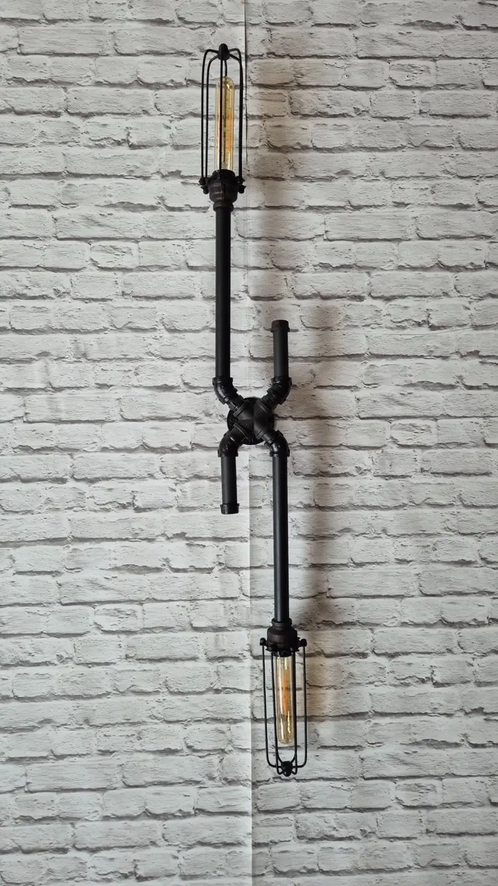 Egyedi falikar lámpa fekete vízcsövekből, retro Edison izzóval, ipari-vintage stílusban — Dizájnvill kézzel épített világítás