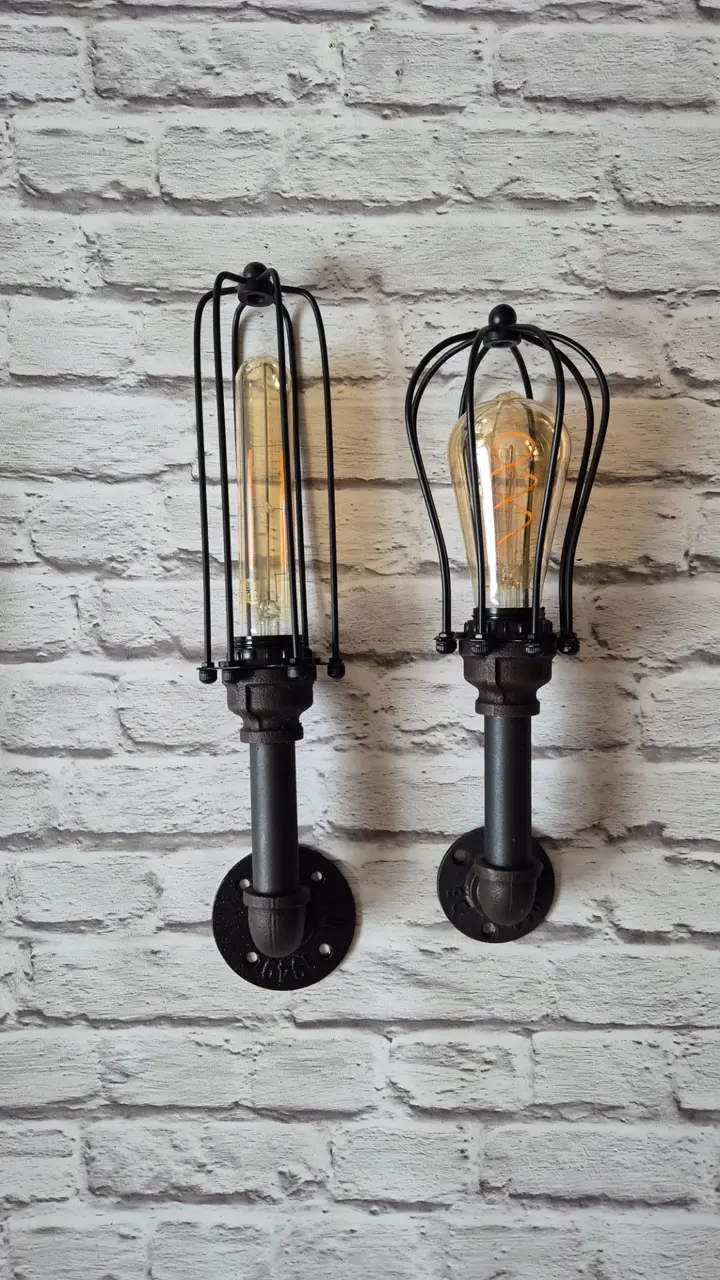 Egyedi falikar lámpa fekete vízcsövekből, retro Edison izzóval, ipari-vintage stílusban — Dizájnvill kézzel épített világítás