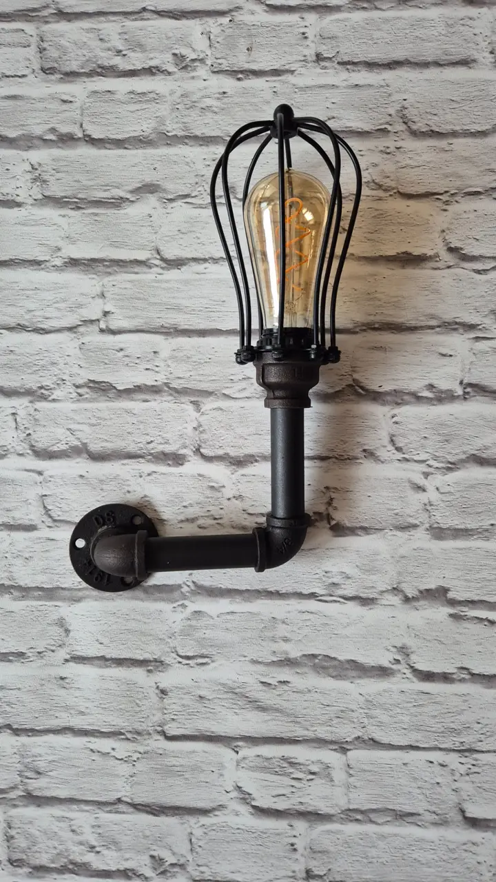 Egyedi falikar lámpa fekete vízcsövekből, retro Edison izzóval, ipari-vintage stílusban — Dizájnvill kézzel épített világítás