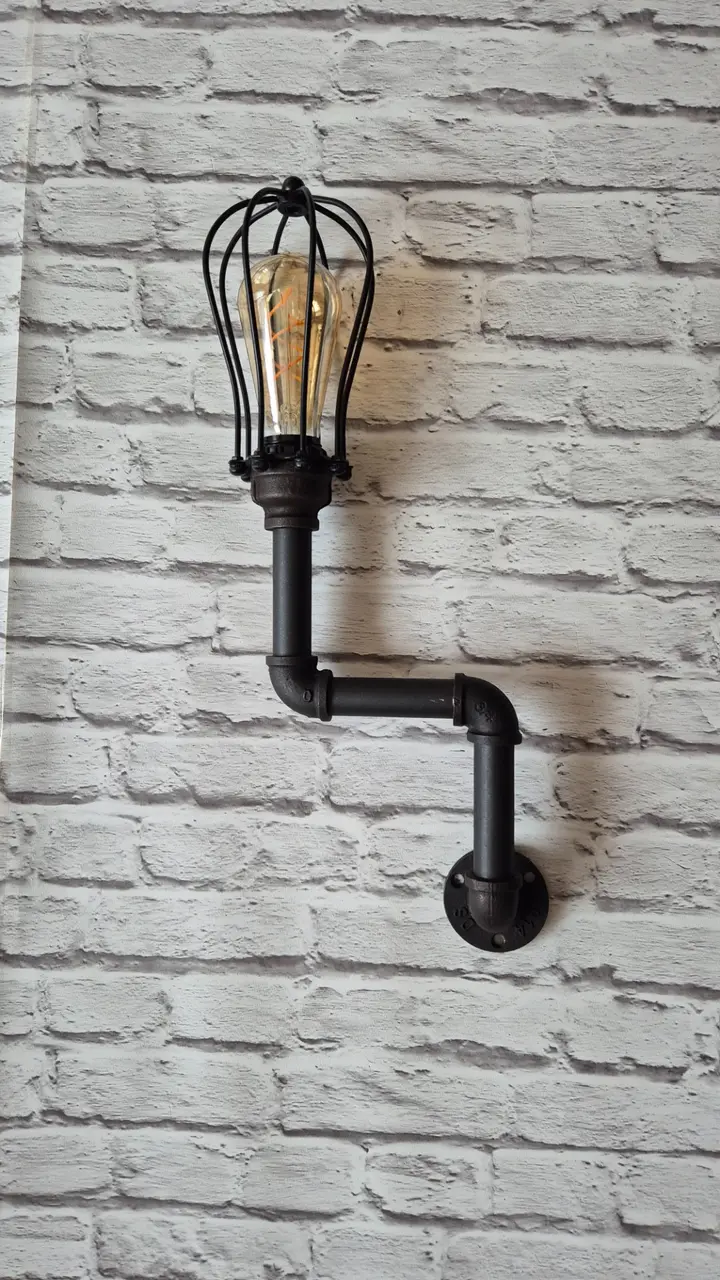 Egyedi falikar lámpa fekete vízcsövekből, retro Edison izzóval, ipari-vintage stílusban — Dizájnvill kézzel épített világítás