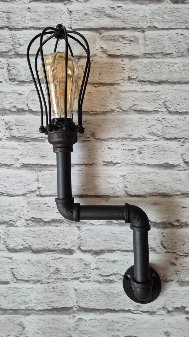 Egyedi falikar lámpa fekete vízcsövekből, retro Edison izzóval, ipari-vintage stílusban — Dizájnvill kézzel épített világítás
