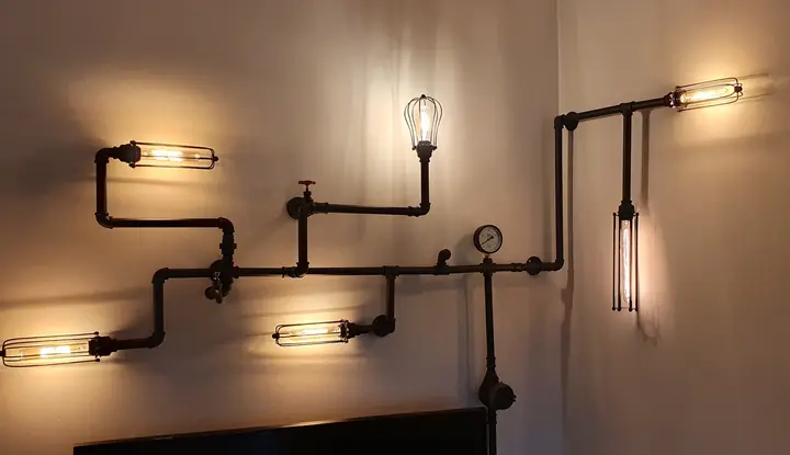 Egyedi falikar lámpa fekete vízcsövekből, retro Edison izzóval, ipari-vintage stílusban — Dizájnvill kézzel épített világítás
