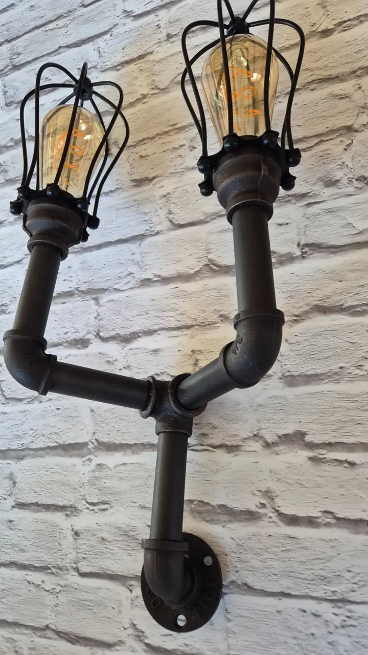 Egyedi falikar lámpa fekete vízcsövekből, retro Edison izzóval, ipari-vintage stílusban — Dizájnvill kézzel épített világítás
