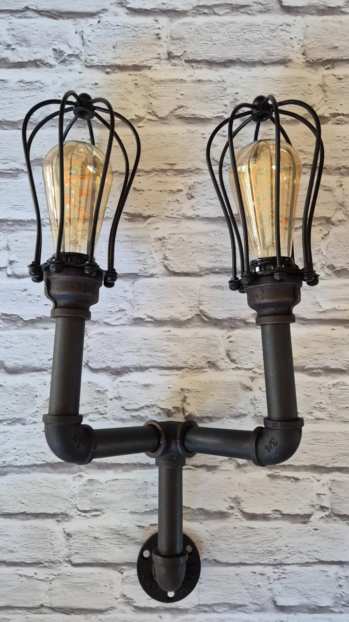 Egyedi falikar lámpa fekete vízcsövekből, retro Edison izzóval, ipari-vintage stílusban — Dizájnvill kézzel épített világítás