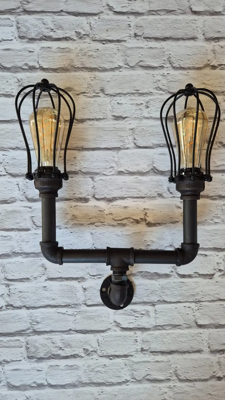 Egyedi falikar lámpa fekete vízcsövekből, retro Edison izzóval, ipari-vintage stílusban — Dizájnvill kézzel épített világítás
