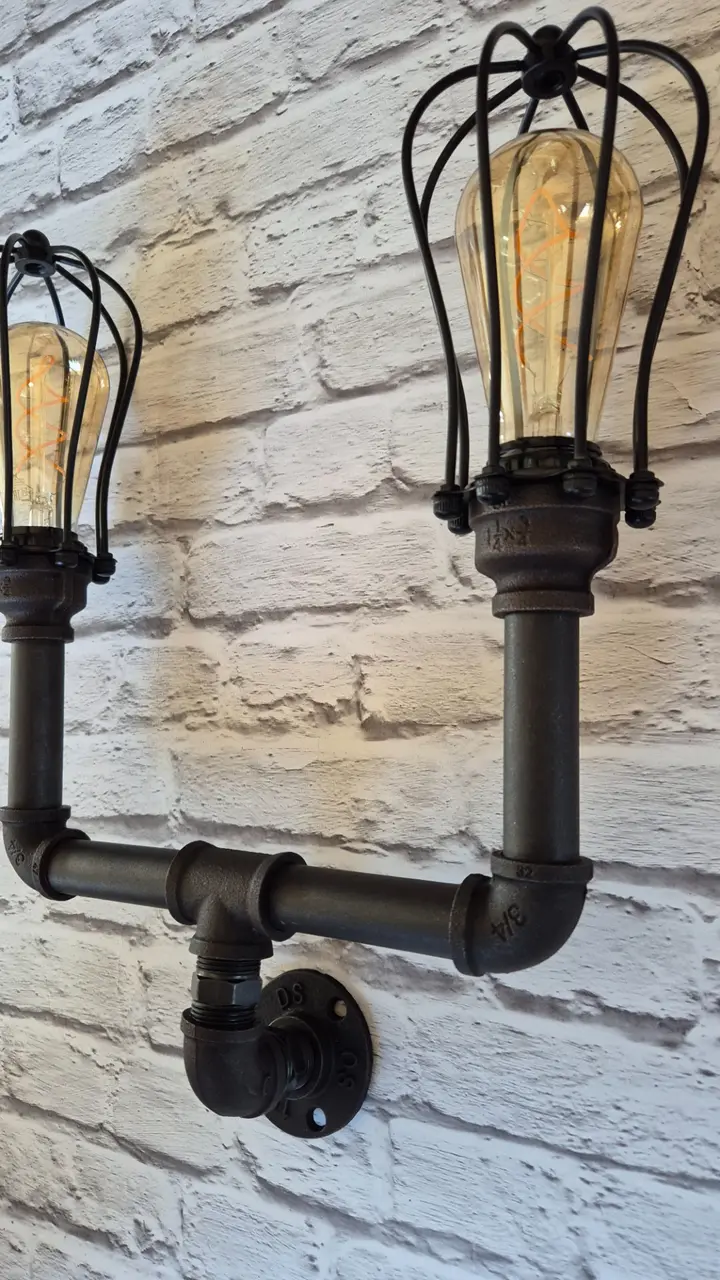 Egyedi falikar lámpa fekete vízcsövekből, retro Edison izzóval, ipari-vintage stílusban — Dizájnvill kézzel épített világítás