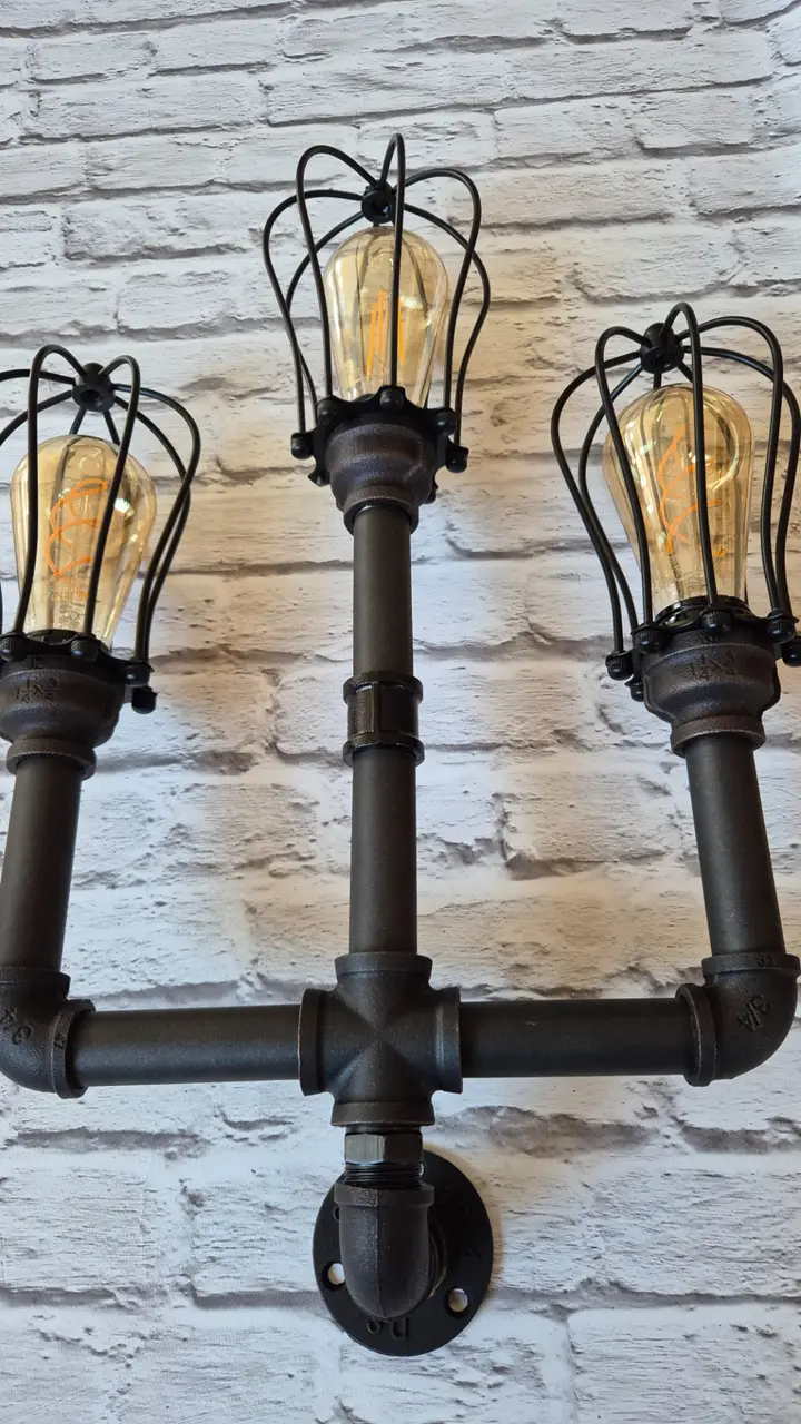 Egyedi falikar lámpa fekete vízcsövekből, retro Edison izzóval, ipari-vintage stílusban — Dizájnvill kézzel épített világítás