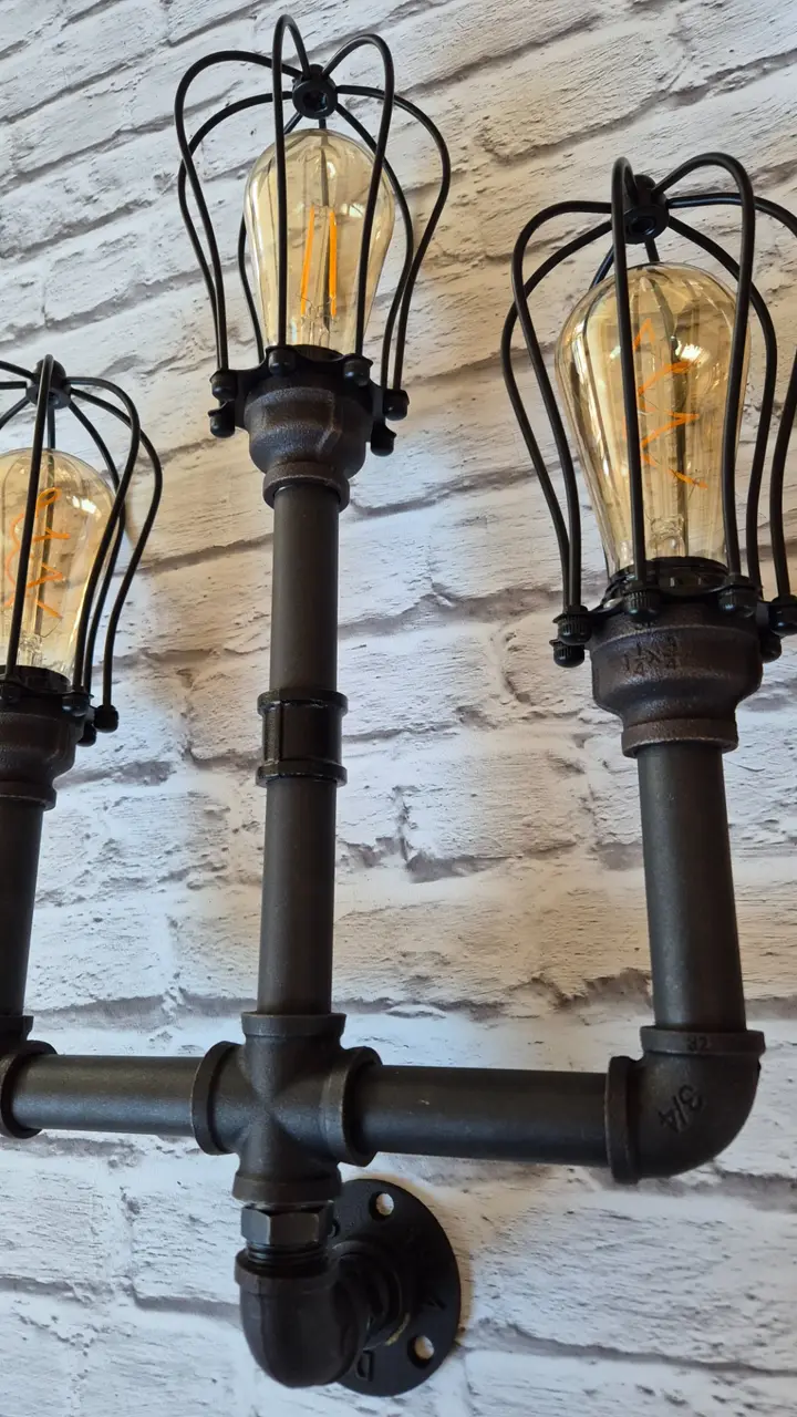 Egyedi falikar lámpa fekete vízcsövekből, retro Edison izzóval, ipari-vintage stílusban — Dizájnvill kézzel épített világítás