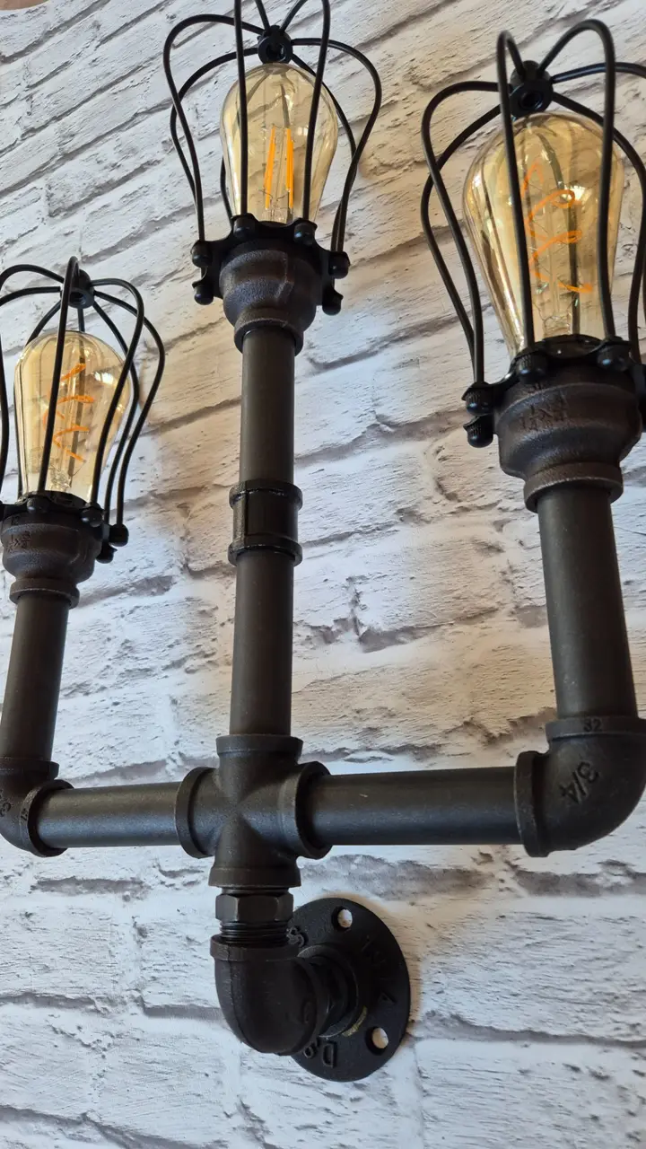 Egyedi falikar lámpa fekete vízcsövekből, retro Edison izzóval, ipari-vintage stílusban — Dizájnvill kézzel épített világítás