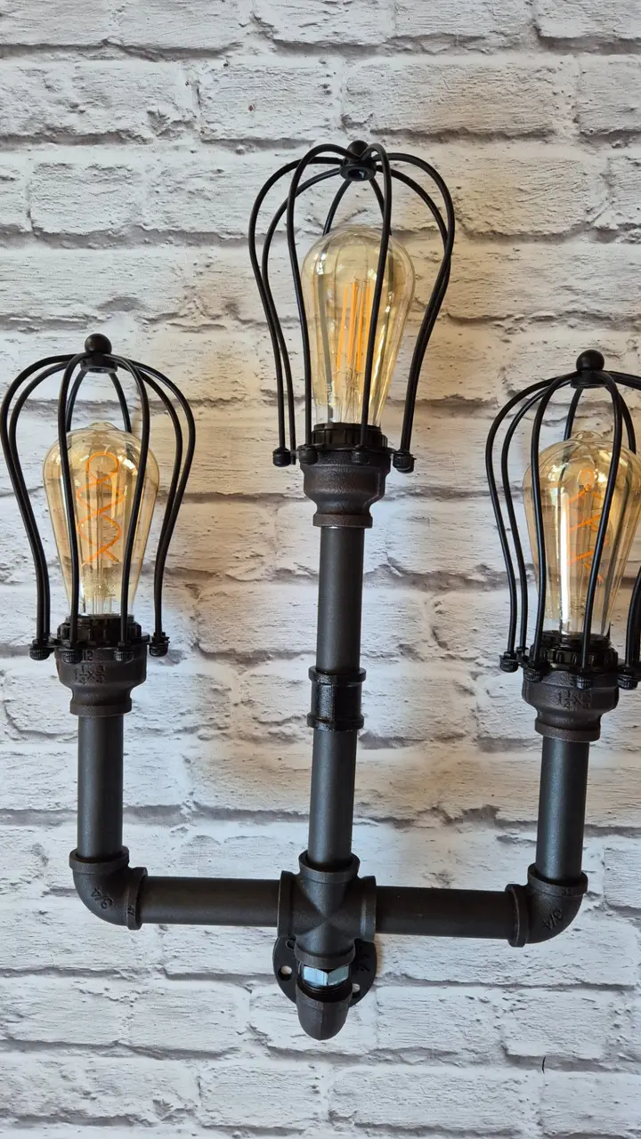 Egyedi falikar lámpa fekete vízcsövekből, retro Edison izzóval, ipari-vintage stílusban — Dizájnvill kézzel épített világítás