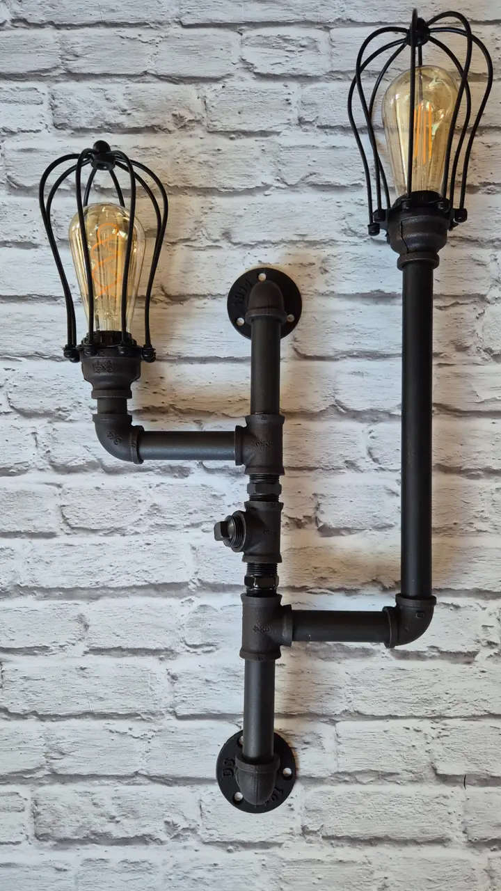 Egyedi falikar lámpa fekete vízcsövekből, retro Edison izzóval, ipari-vintage stílusban — Dizájnvill kézzel épített világítás