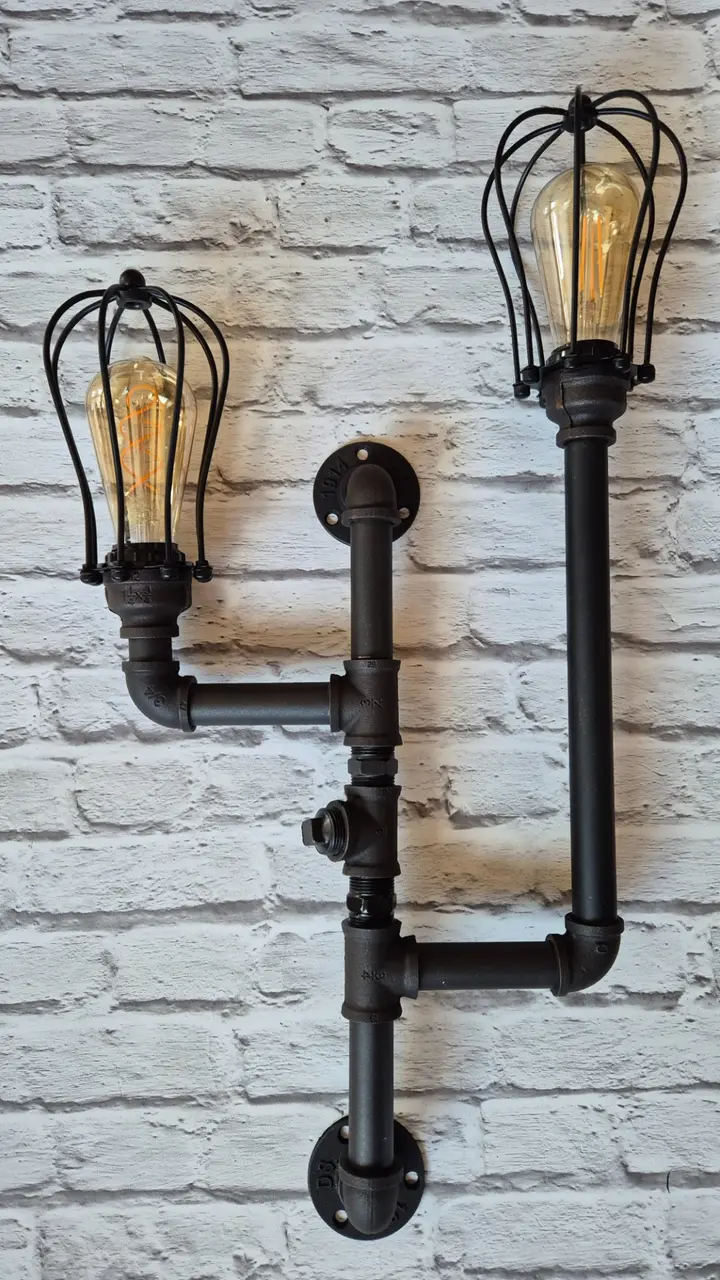 Egyedi falikar lámpa fekete vízcsövekből, retro Edison izzóval, ipari-vintage stílusban — Dizájnvill kézzel épített világítás