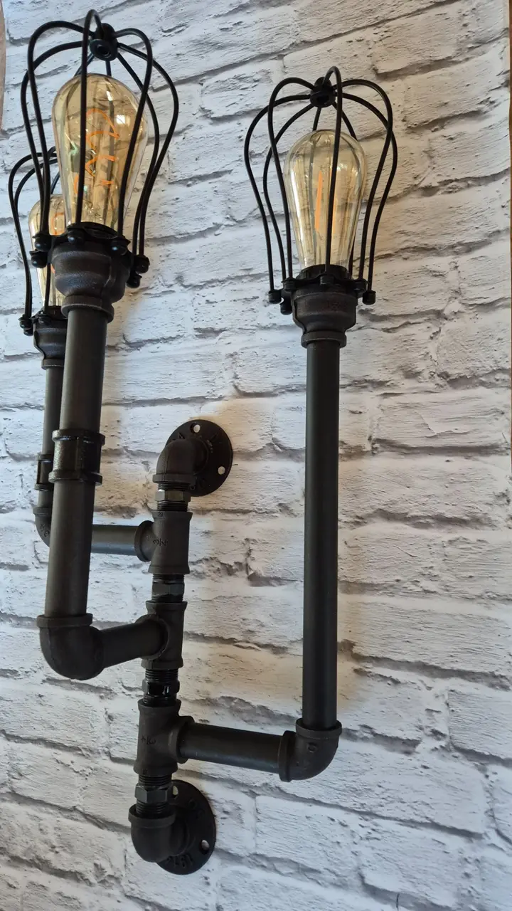 Egyedi falikar lámpa fekete vízcsövekből, retro Edison izzóval, ipari-vintage stílusban — Dizájnvill kézzel épített világítás