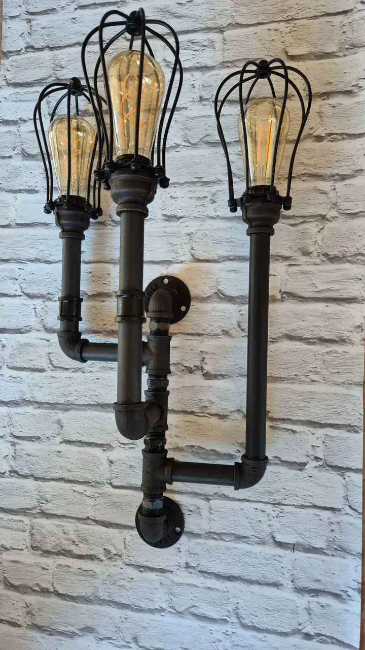 Egyedi falikar lámpa fekete vízcsövekből, retro Edison izzóval, ipari-vintage stílusban — Dizájnvill kézzel épített világítás