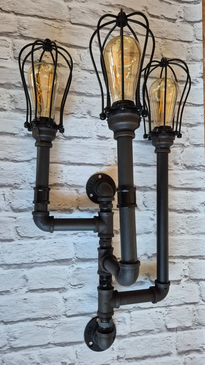Egyedi falikar lámpa fekete vízcsövekből, retro Edison izzóval, ipari-vintage stílusban — Dizájnvill kézzel épített világítás