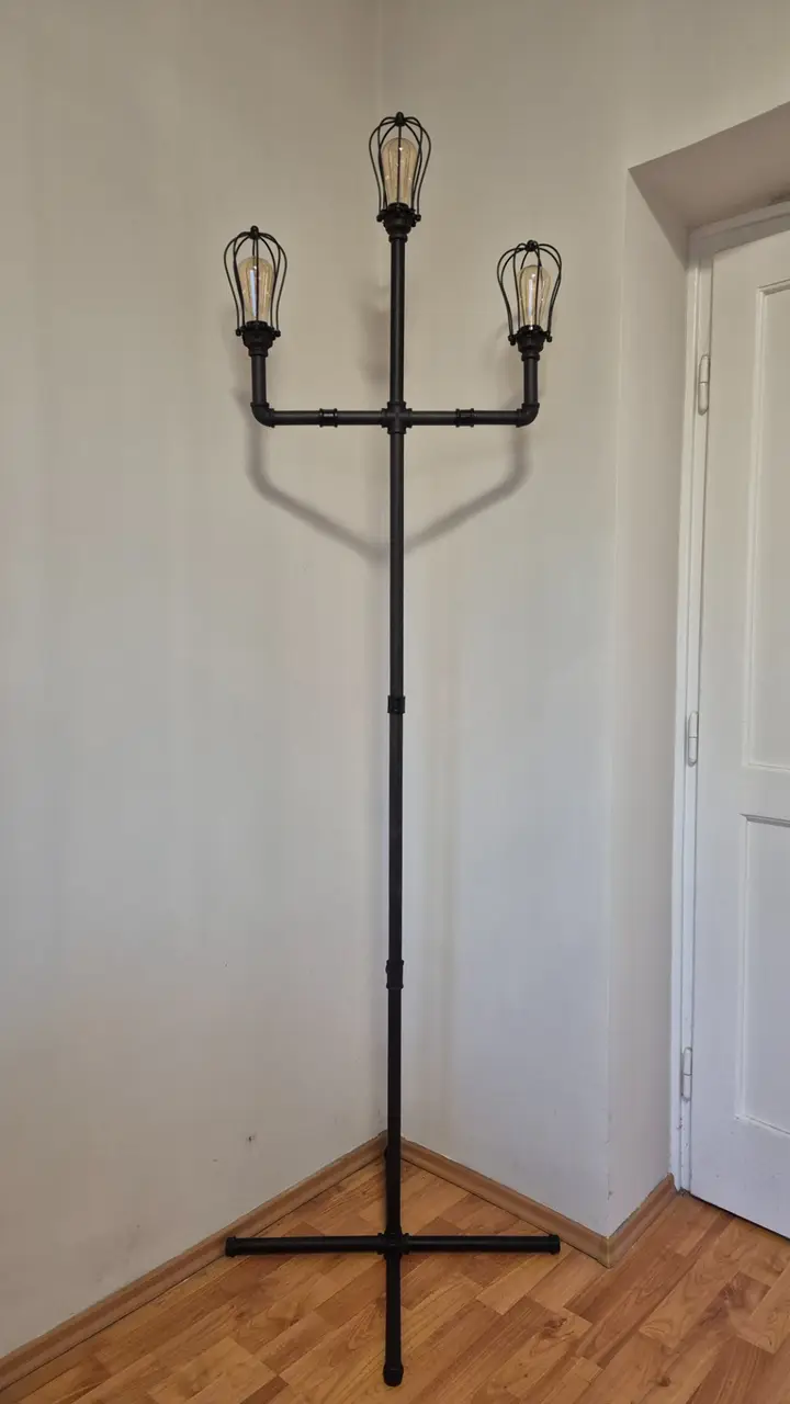 Egyedi falikar lámpa fekete vízcsövekből, retro Edison izzóval, ipari-vintage stílusban — Dizájnvill kézzel épített világítás