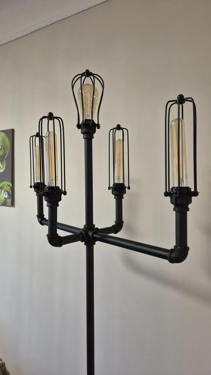 Egyedi falikar lámpa fekete vízcsövekből, retro Edison izzóval, ipari-vintage stílusban — Dizájnvill kézzel épített világítás